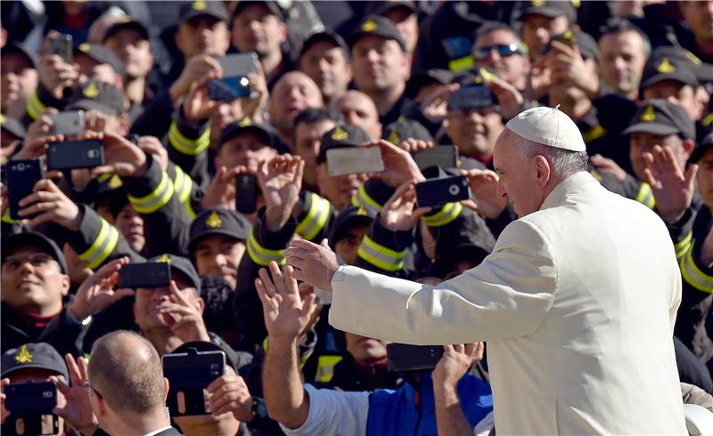 Papa Franjo poručio: misa nije spektakl, spremite mobitele i ne snimajte 