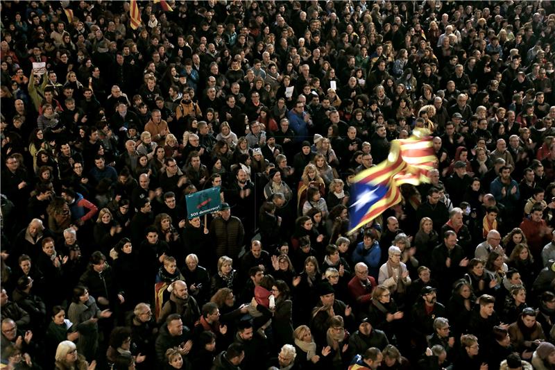 Desetci tisuća ljudi s ulica Barcelone traže oslobađanje katalonskih dužnosnika