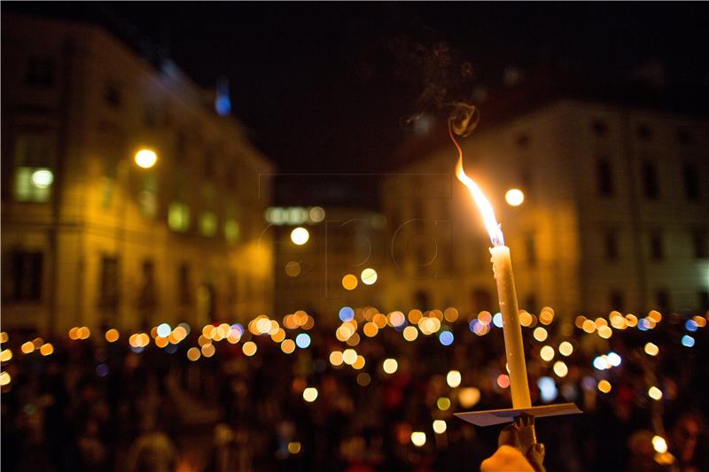 U Beču 3000 prosvjednika u svijetlećem lancu protiv ekstremne desnice