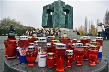 Položene ruže na Memorijalnom groblju u Vukovaru