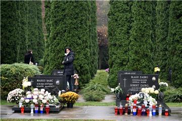 Položene ruže na Memorijalnom groblju u Vukovaru