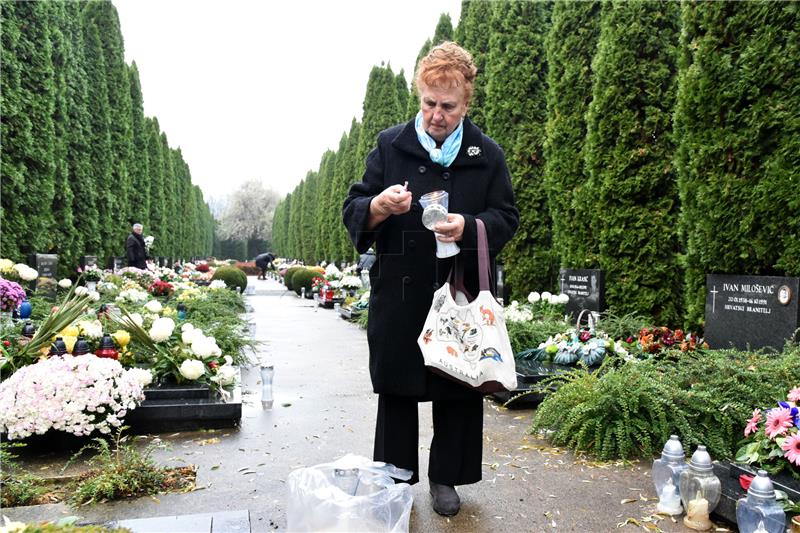 Položene ruže na Memorijalnom groblju u Vukovaru