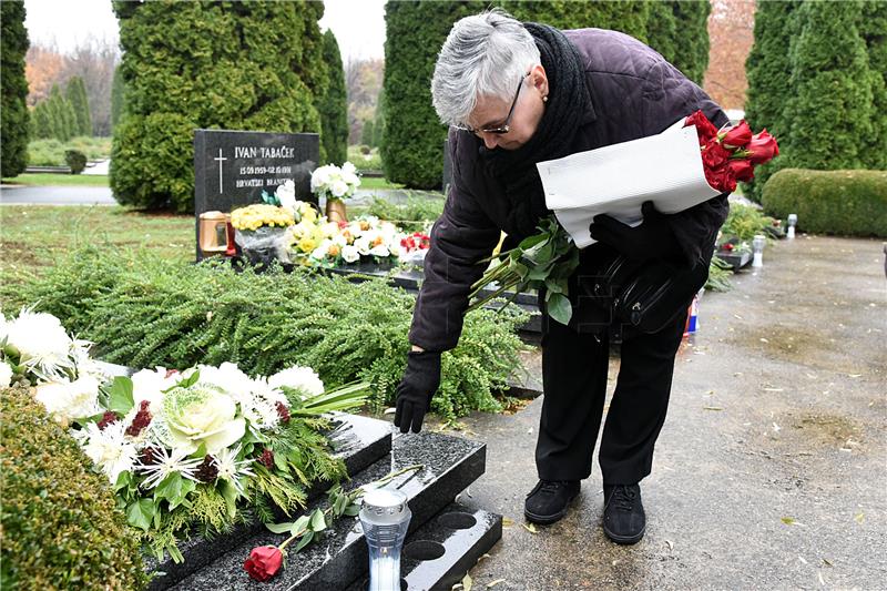 Položene ruže na Memorijalnom groblju u Vukovaru