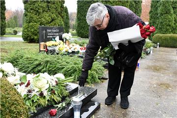 Položene ruže na Memorijalnom groblju u Vukovaru