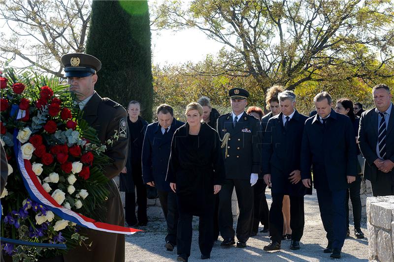 Predsjednica Grabar-Kitarović odala počast stradalim braniteljima i civilima Škabrnje