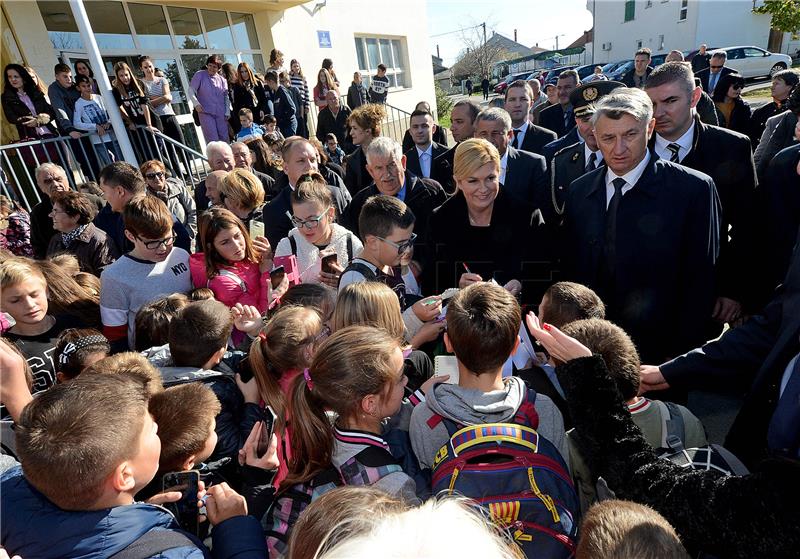 Predsjednica Grabar-Kitarović odala počast stradalim braniteljima i civilima Škabrnje