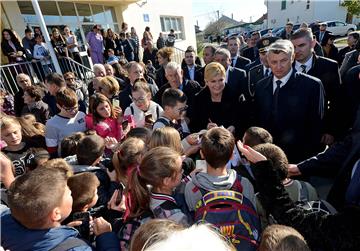 Predsjednica Grabar-Kitarović odala počast stradalim braniteljima i civilima Škabrnje