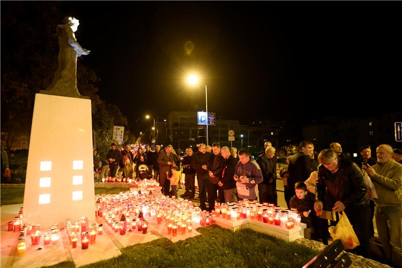 Paljenje svijeća za Vukovar u Splitu