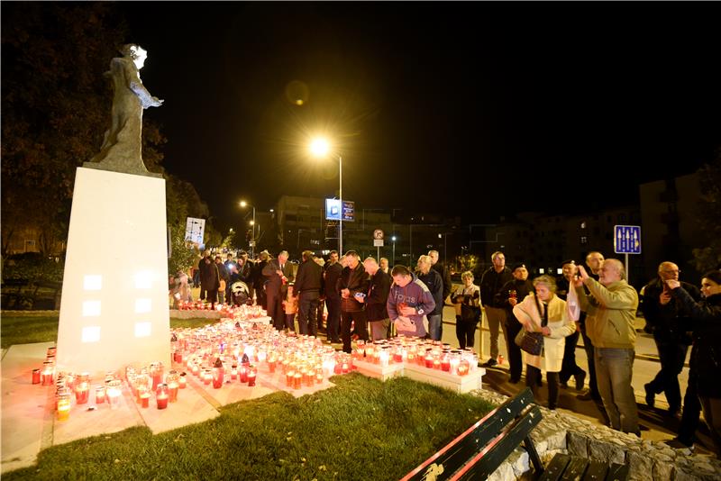 Paljenje svijeća za Vukovar u Splitu