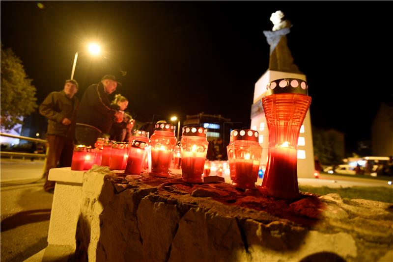 Paljenje svijeća za Vukovar u Splitu