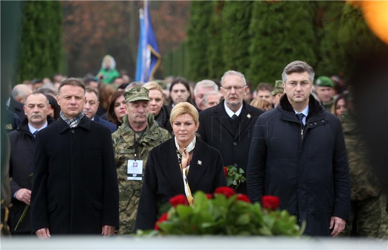 VUKOVAR: Polaganje vijenaca na groblju