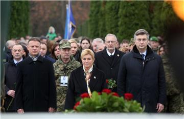 VUKOVAR: Polaganje vijenaca na groblju