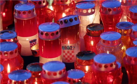 Illuminated lanterns floated down Danube on Vukovar Remembrance Day