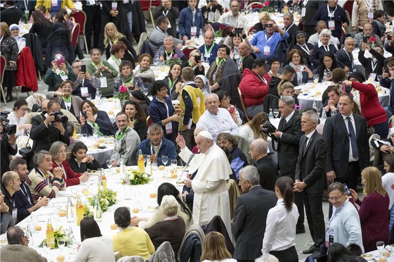 Papa: Pomaganje siromašnima putovnica je za raj