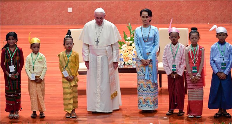 Papa se sastao s Suu Kyi i izbjegao izrijekom spomenuti Rohindže