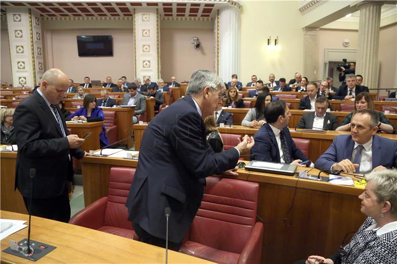 Parliament starts sitting with minute of silence