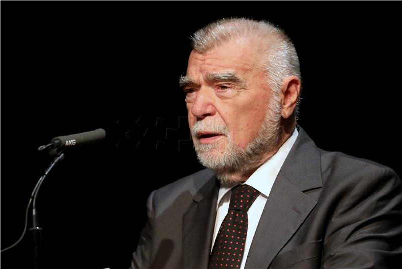 Mesić: Hrvatska je donijela Ustavni zakon koji obvezuje sve građane na suradnju s Haagom