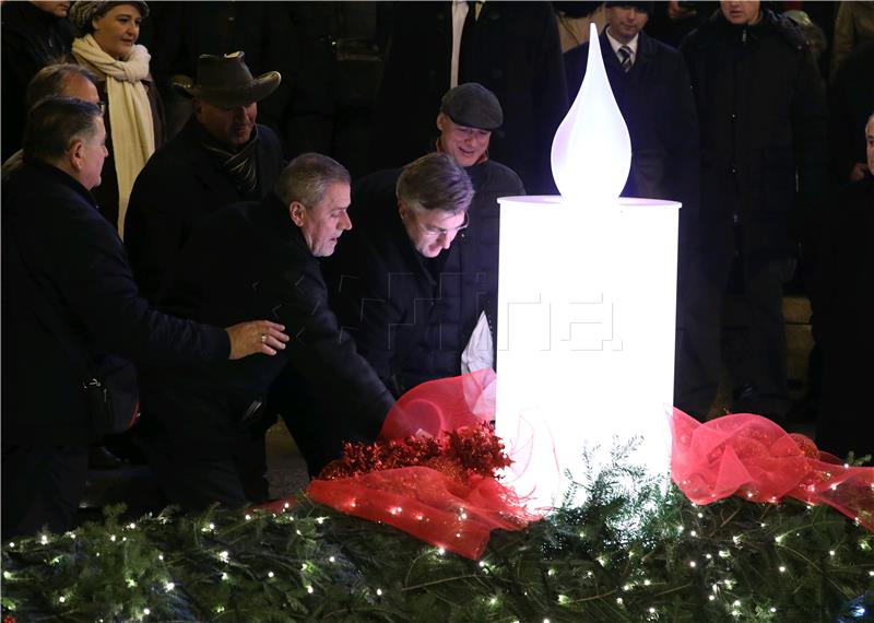 Paljenjem prve adventske svijeće počeo "Advent u Zagrebu"