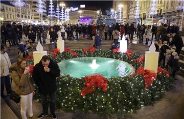 Paljenjem prve adventske svijeće počeo "Advent u Zagrebu"