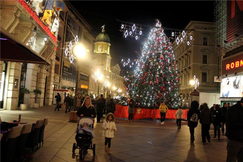 Paljenjem prve svijeće počeo Advent u Rijeci