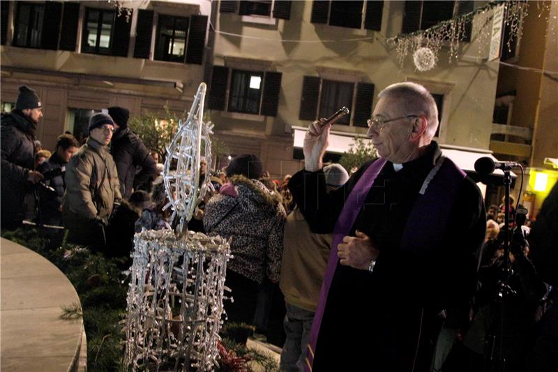 Paljenjem prve svijeće počeo Advent u Rijeci