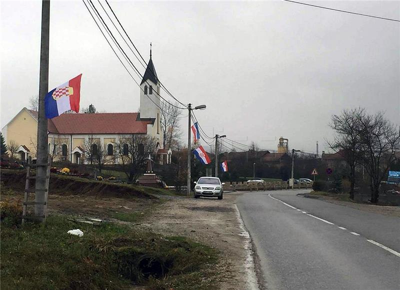 Spaljene četiri zastave Hrvata u BiH nedaleko Maglaja