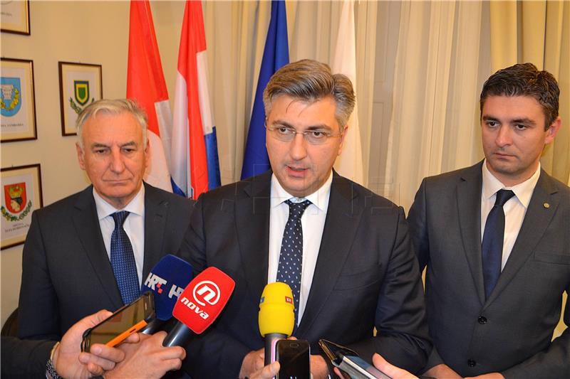 Premijer Plenković sa županom Dobroslavićem i lokalnim čelnicima 