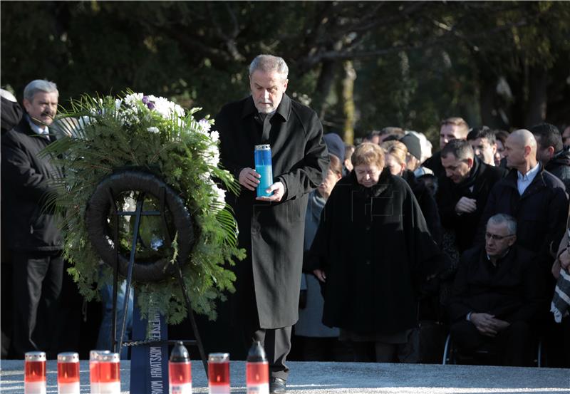 Paljenje svijeća i polaganje vijenaca povodom obilježavanja 18. godišnjice od smrti prvog hrvatskog predsjednika 