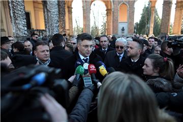 Paljenje svijeća i polaganje vijenaca povodom obilježavanja 18. godišnjice od smrti prvog hrvatskog predsjednika 