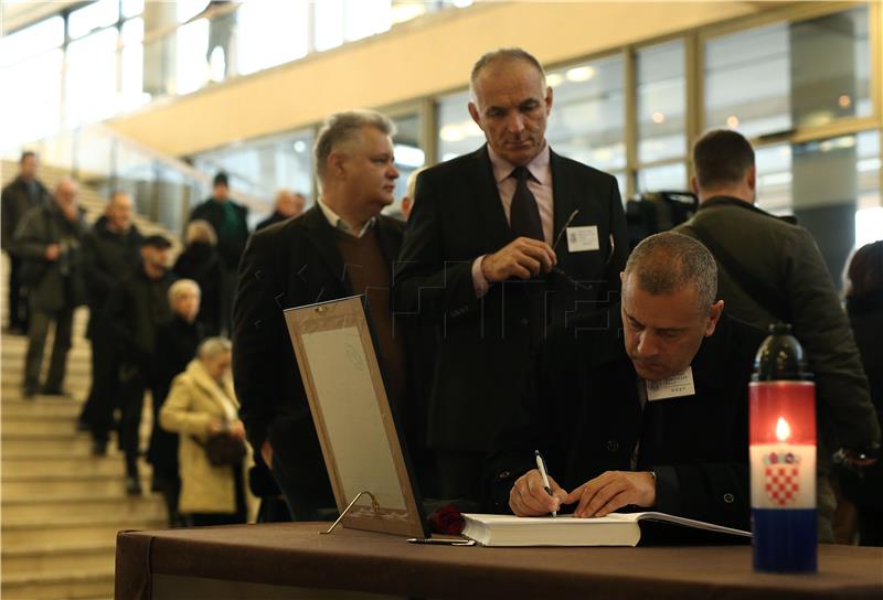 Komemoracija generalu Praljku prati se i ispred dvorane Lisinski