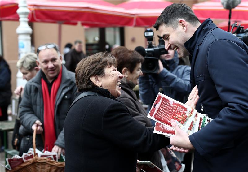 SDP dijelio paketiće pšenice građanima