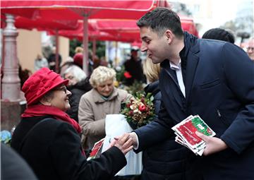 SDP dijelio paketiće pšenice građanima