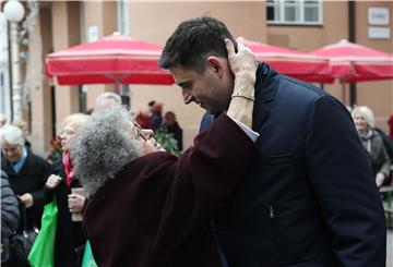 SDP dijelio paketiće pšenice građanima