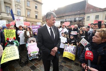 Kujundžić: Povjerenstvo koje odlučuje o liječenju Spinrazom stalno zasjeda