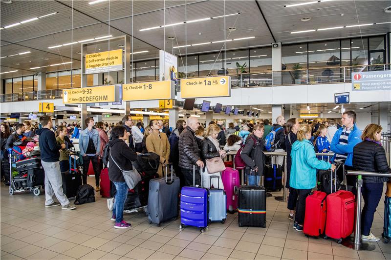 Napadač s nožem upucan na aerodromu u Amsterdamu 