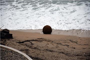 More na dubrovačku plažu Banje izbacilo minu iz 2. Svjetskog rata