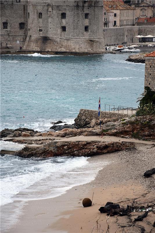 More na dubrovačku plažu Banje izbacilo minu iz Drugog svjetskog rata