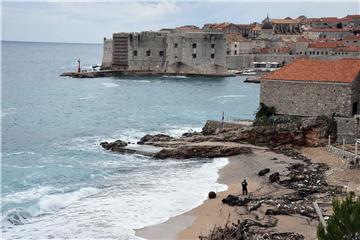 More na dubrovačku plažu Banje izbacilo minu iz Drugog svjetskog rata