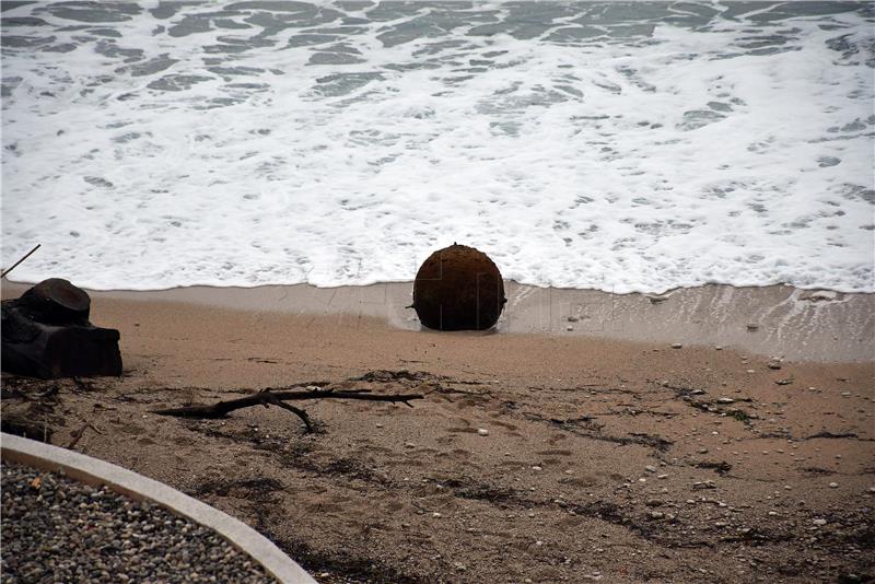 More na dubrovačku plažu Banje izbacilo minu iz Drugog svjetskog rata