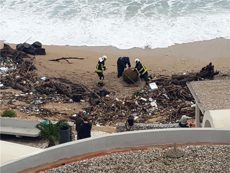 More na dubrovačku plažu Banje izbacilo minu iz Drugog svjetskog rata