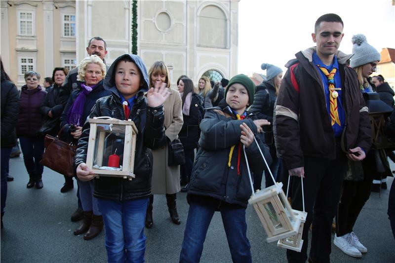 Scouts bring Bethlehem Light to Zagreb Cathedral