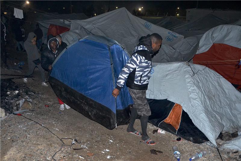 Deseci ljudi ozlijeđeni u sukobu u izbjegličkom kampu u Grčkoj