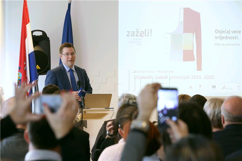 Pavić uručio ugovore o  bespovratnim sredstvima programa "Zaželi – Program zapošljavanja žena"