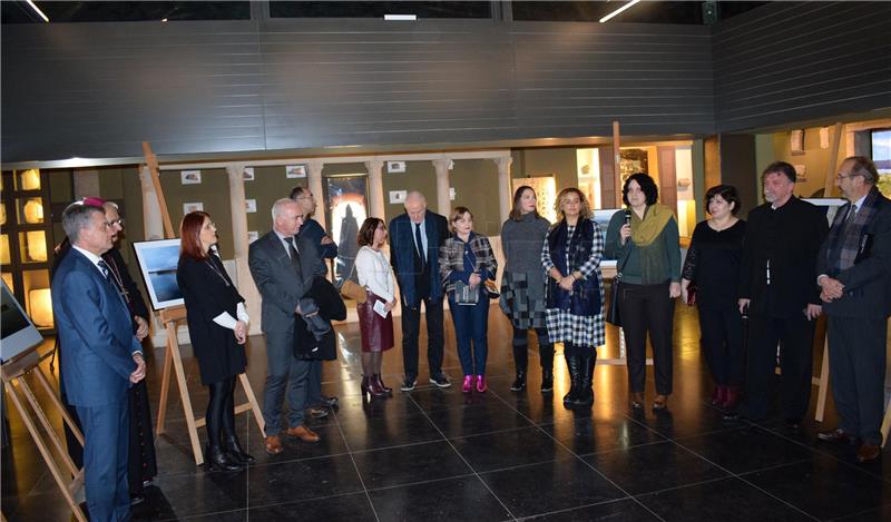 Pomoćnik ravnatelja UNESCO-a Bandarin na izložbi fotografija šibenske tvrđave sv. Nikole