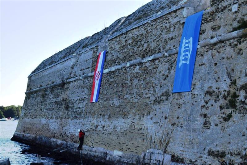 Podizanje hrvatske i UNESCO-ve zastave na tvrđavi sv. Nikole kod Šibenika