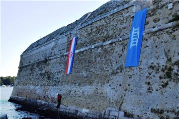 Podizanje hrvatske i UNESCO-ve zastave na tvrđavi sv. Nikole kod Šibenika