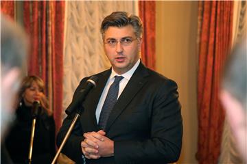 Premijer Plenković uputio božićne čestitke kardinalu Bozaniću i predsjedniku HBK Puljiću