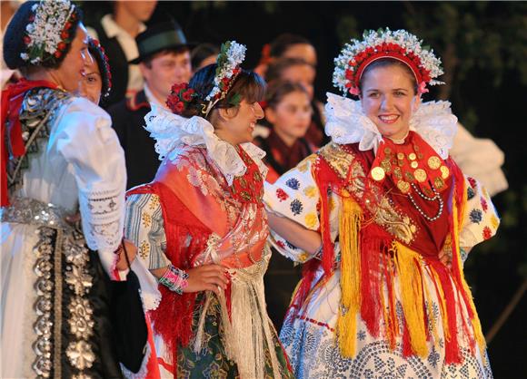 Over 200 choir singers sing Christmas carols from school windows in Vinkovci