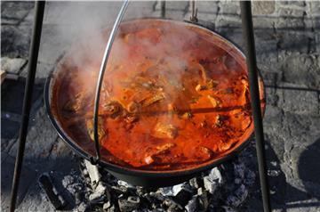 Vinkovčanima na Badnjak podijeljno više od tisuću obroka ribe 