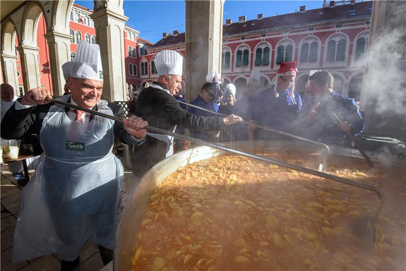  Na Prokurativama podjeljeno pet tisuća porcija bakalara